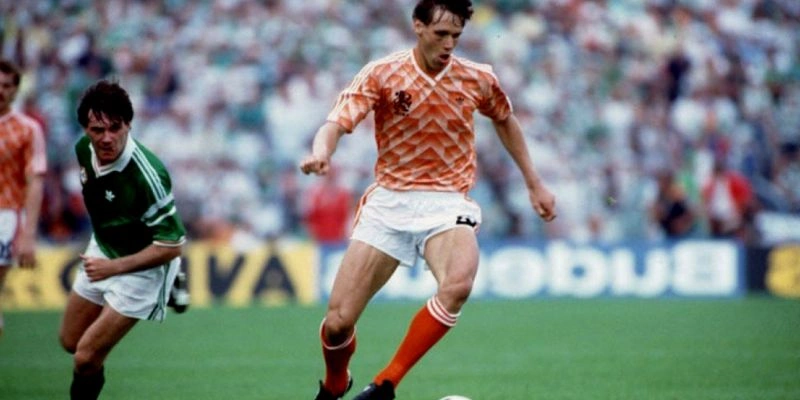 Top 10 Highlight Bóng Đá Ấn Tượng Trong Sự Nghiệp Cầu Thủ 8 Highlight Marco van Basten – Bàn thắng trong trận chung kết Euro 1988